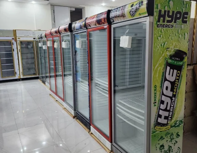 استیکر تبلیغاتی نصب شده روی یخچال های صنعتی