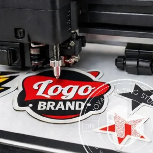 چاپ وینیل استیکر با برش خاص طرح لوگو برند